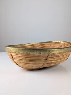 Centre de table ovale en rotin et laiton italien, style mid-century, années 1970.
