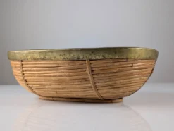 Centre de table ovale en rotin et laiton italien, style mid-century, années 1970.
