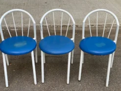 Chaise de jardin bistrot vintage en acier tubulaire blanc et cuir bleu 1980