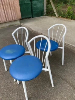 Chaise de jardin bistrot vintage en acier tubulaire blanc et cuir bleu 1980
