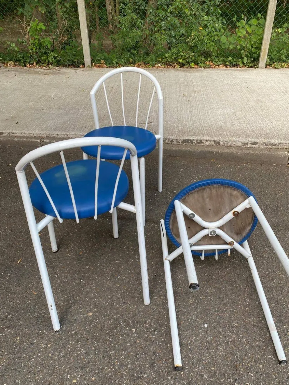 Chaise de jardin bistrot vintage en acier tubulaire blanc et cuir bleu 1980