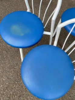 Chaise de jardin bistrot vintage en acier tubulaire blanc et cuir bleu 1980