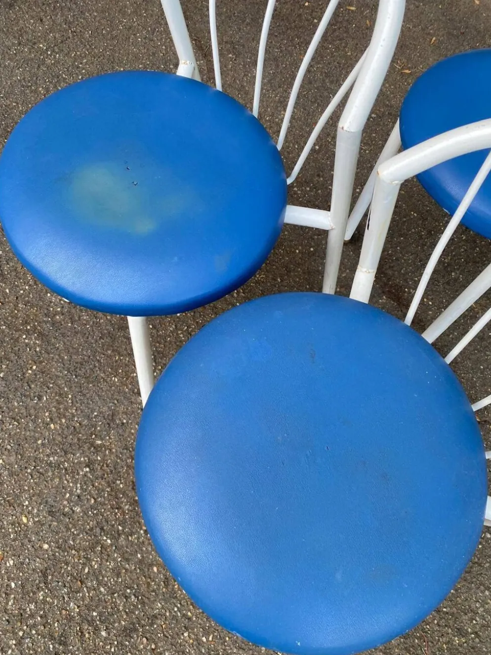 Chaise de jardin bistrot vintage en acier tubulaire blanc et cuir bleu 1980