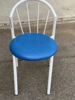 Chaise de jardin bistrot vintage en acier tubulaire blanc et cuir bleu 1980