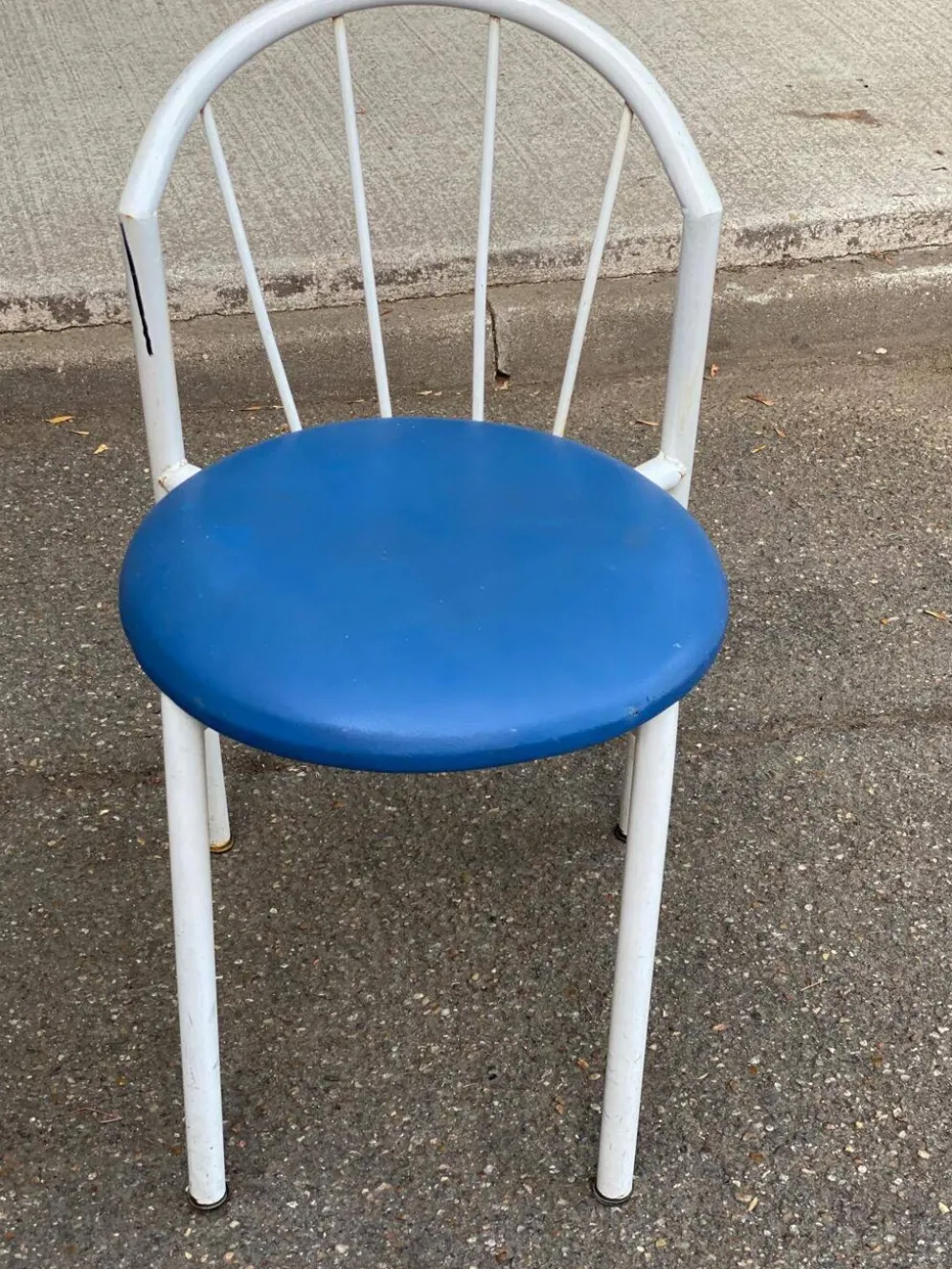 Chaise de jardin bistrot vintage en acier tubulaire blanc et cuir bleu 1980