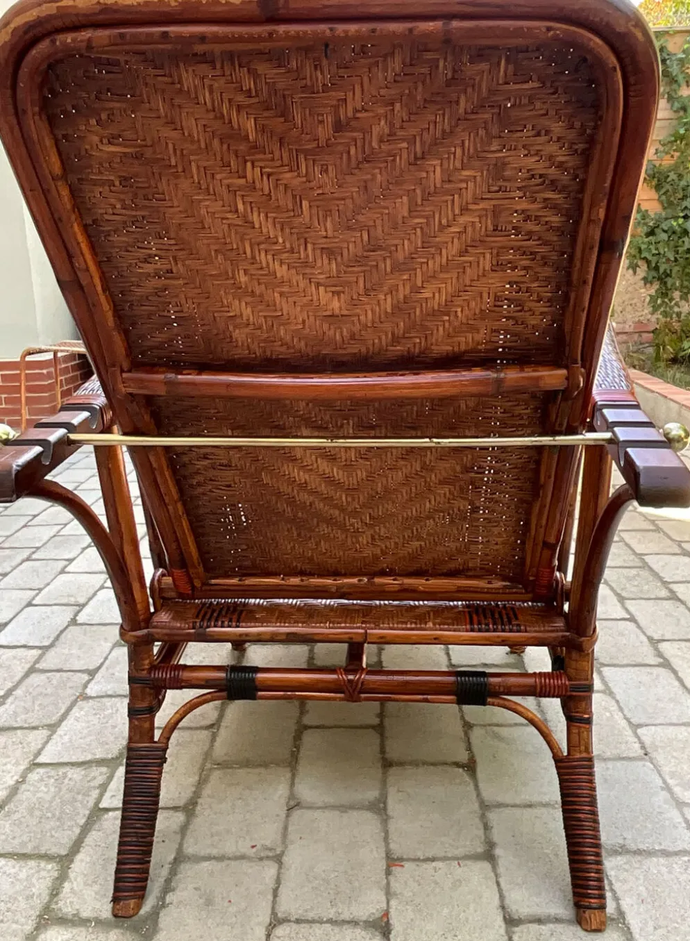 Chaise longue ancienne en rotin tressé avec repose-pieds