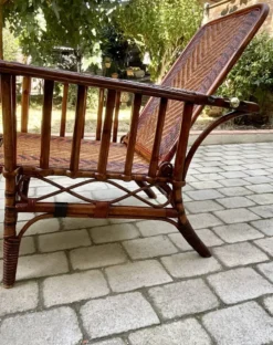 Chaise longue ancienne en rotin tressé avec repose-pieds