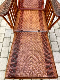 Chaise longue ancienne en rotin tressé avec repose-pieds