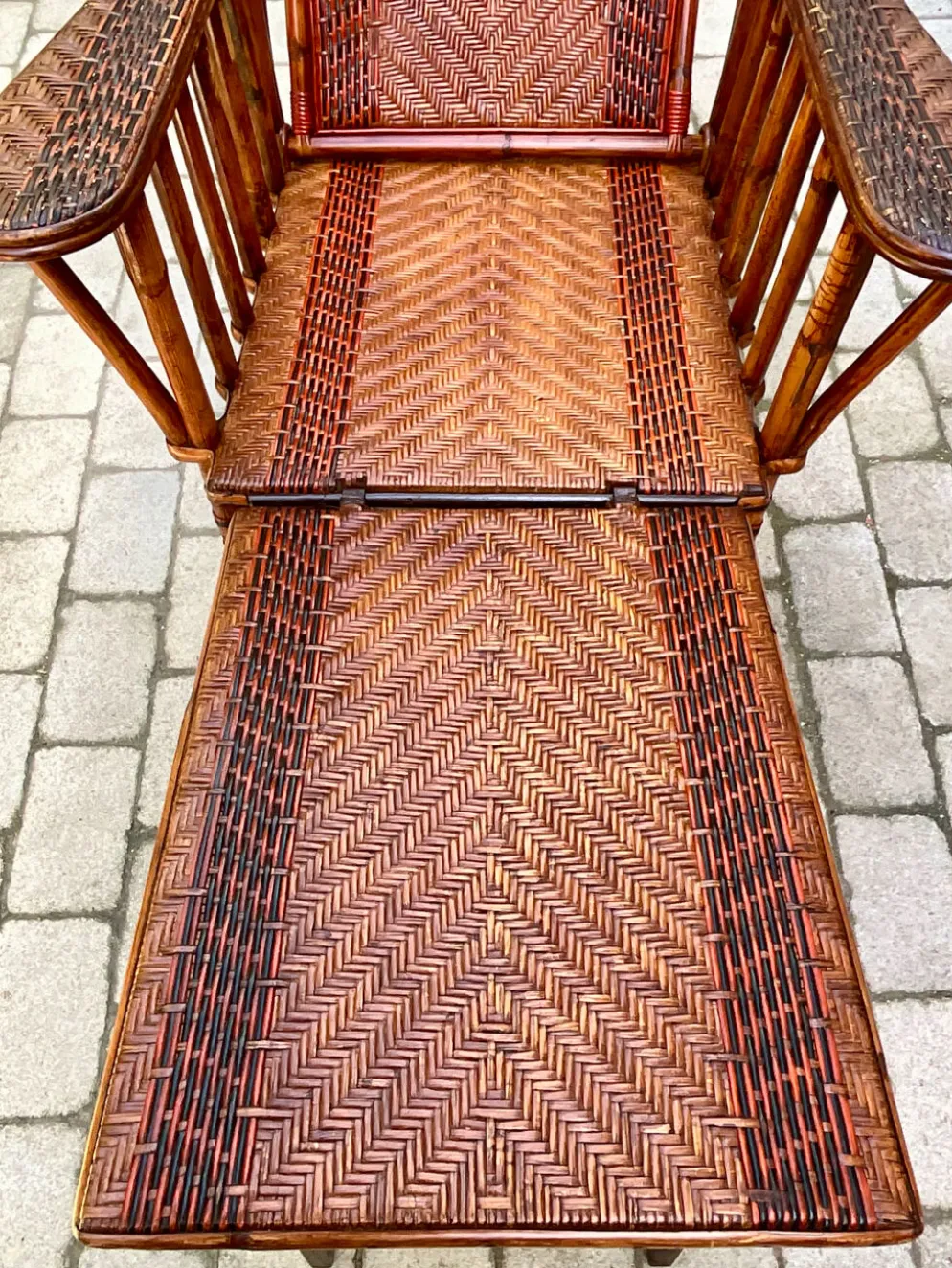 Chaise longue ancienne en rotin tressé avec repose-pieds