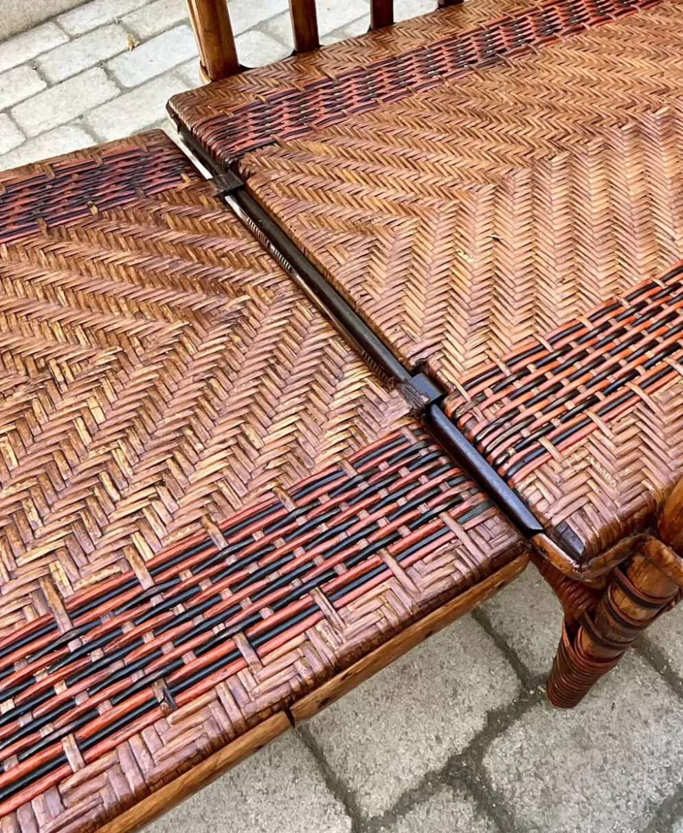 Chaise longue ancienne en rotin tressé avec repose-pieds