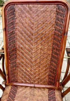 Chaise longue ancienne en rotin tressé avec repose-pieds