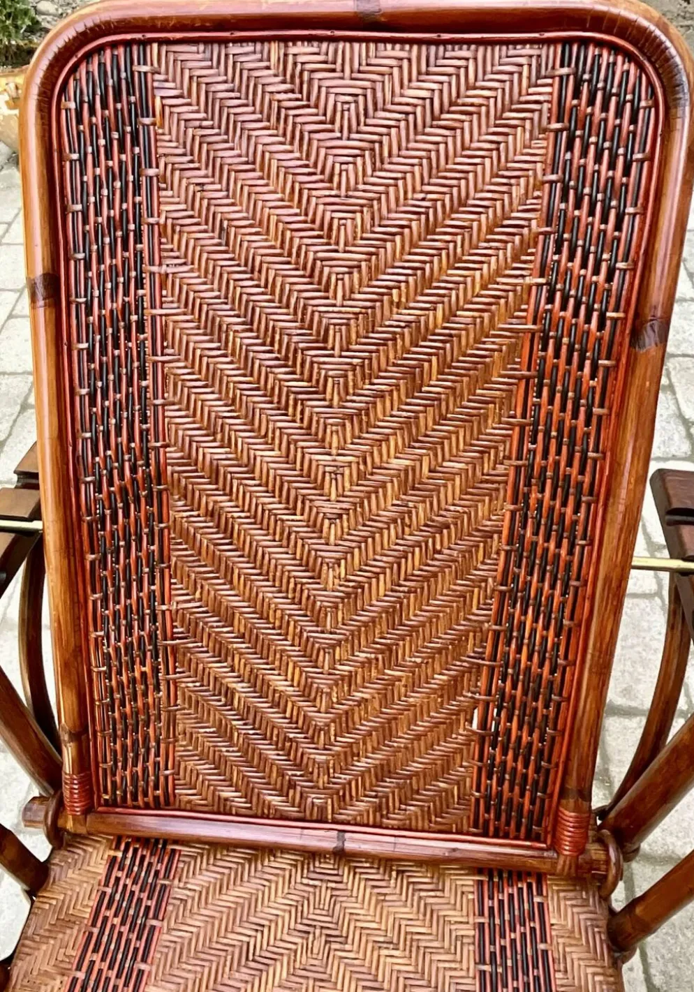 Chaise longue ancienne en rotin tressé avec repose-pieds