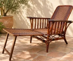 Chaise longue ancienne en rotin tressé avec repose-pieds