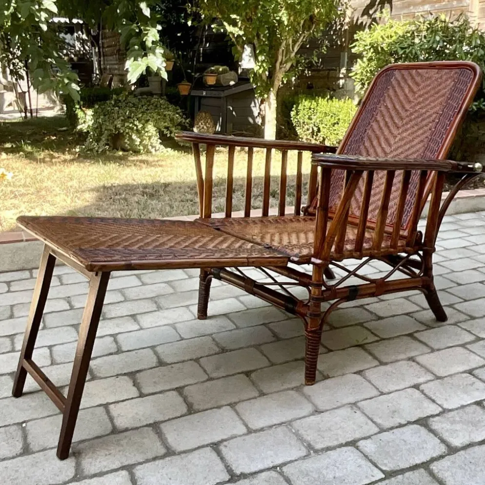 Chaise longue ancienne en rotin tressé avec repose-pieds
