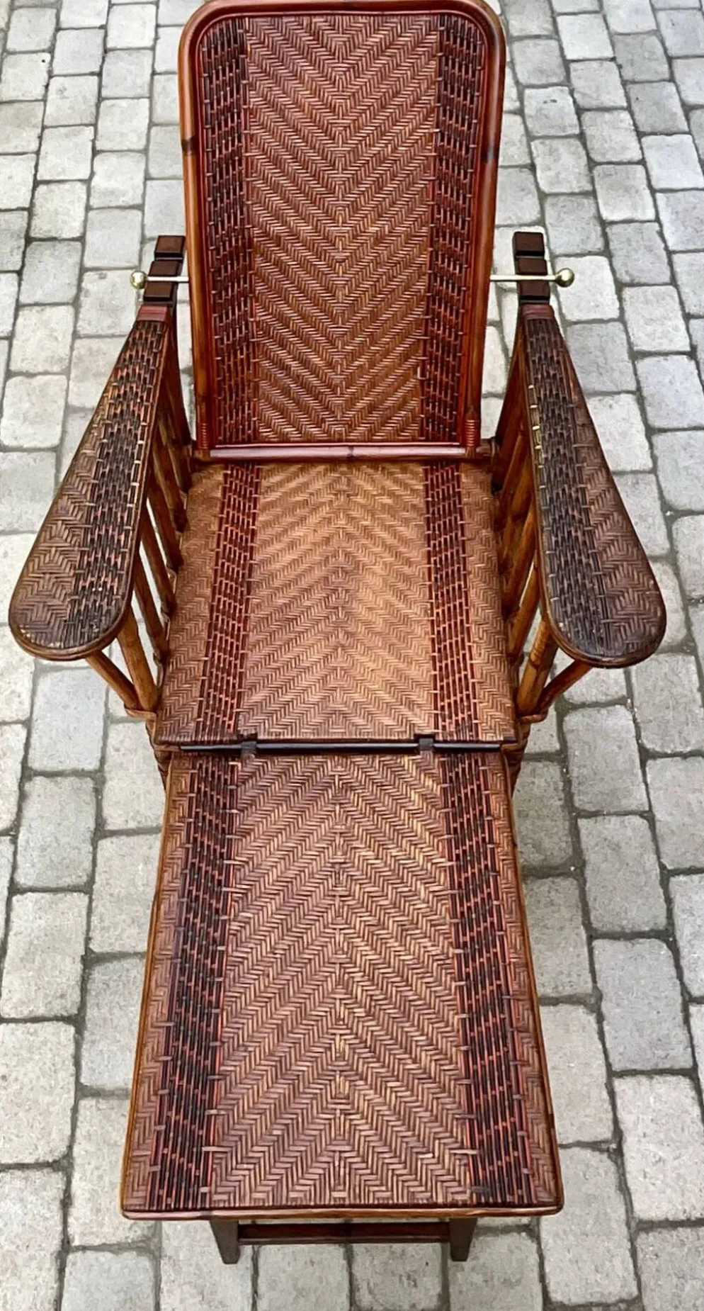 Chaise longue ancienne en rotin tressé avec repose-pieds