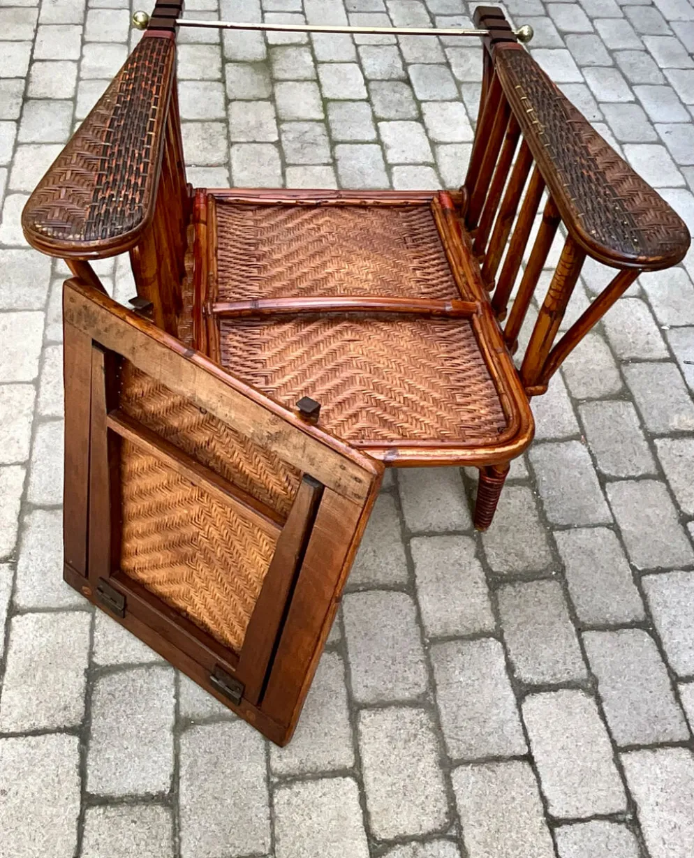 Chaise longue ancienne en rotin tressé avec repose-pieds