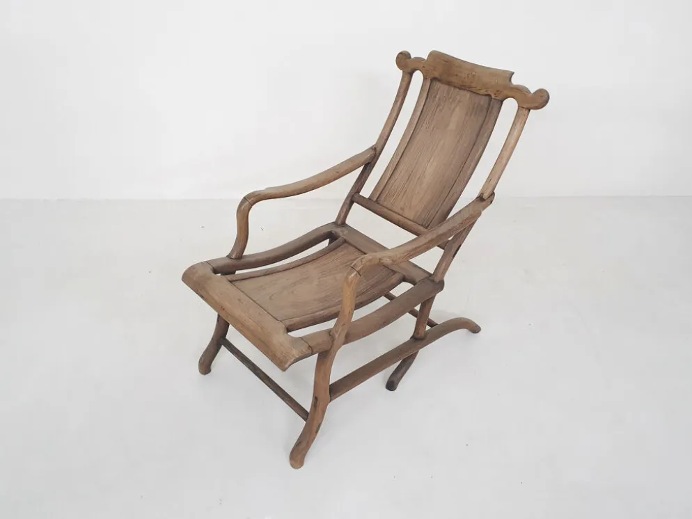 Chaise longue chinoise du 19ème siècle en bois massif