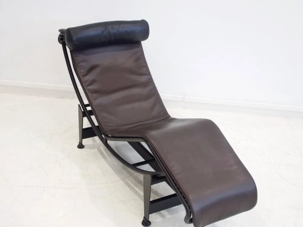 Chaise longue LC4 de Cassina par Le Corbusier, Charlotte Perriand et Pierre Jeanneret.