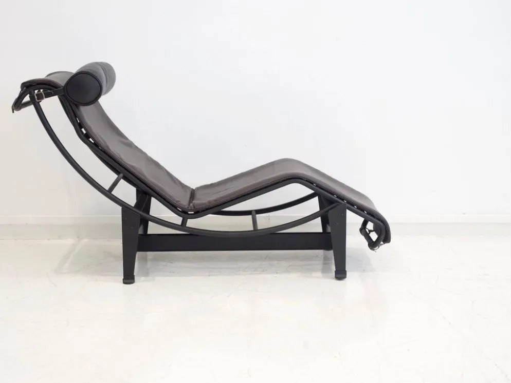 Chaise longue LC4 de Cassina par Le Corbusier, Charlotte Perriand et Pierre Jeanneret.