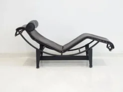 Chaise longue LC4 de Cassina par Le Corbusier, Charlotte Perriand et Pierre Jeanneret.