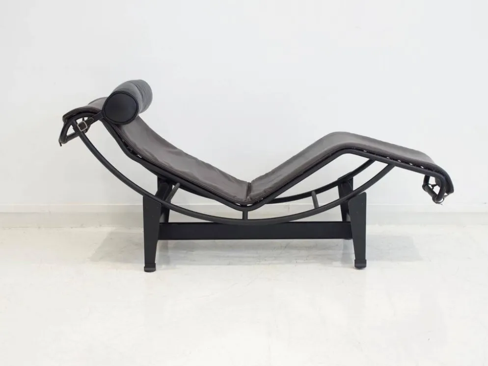 Chaise longue LC4 de Cassina par Le Corbusier, Charlotte Perriand et Pierre Jeanneret.