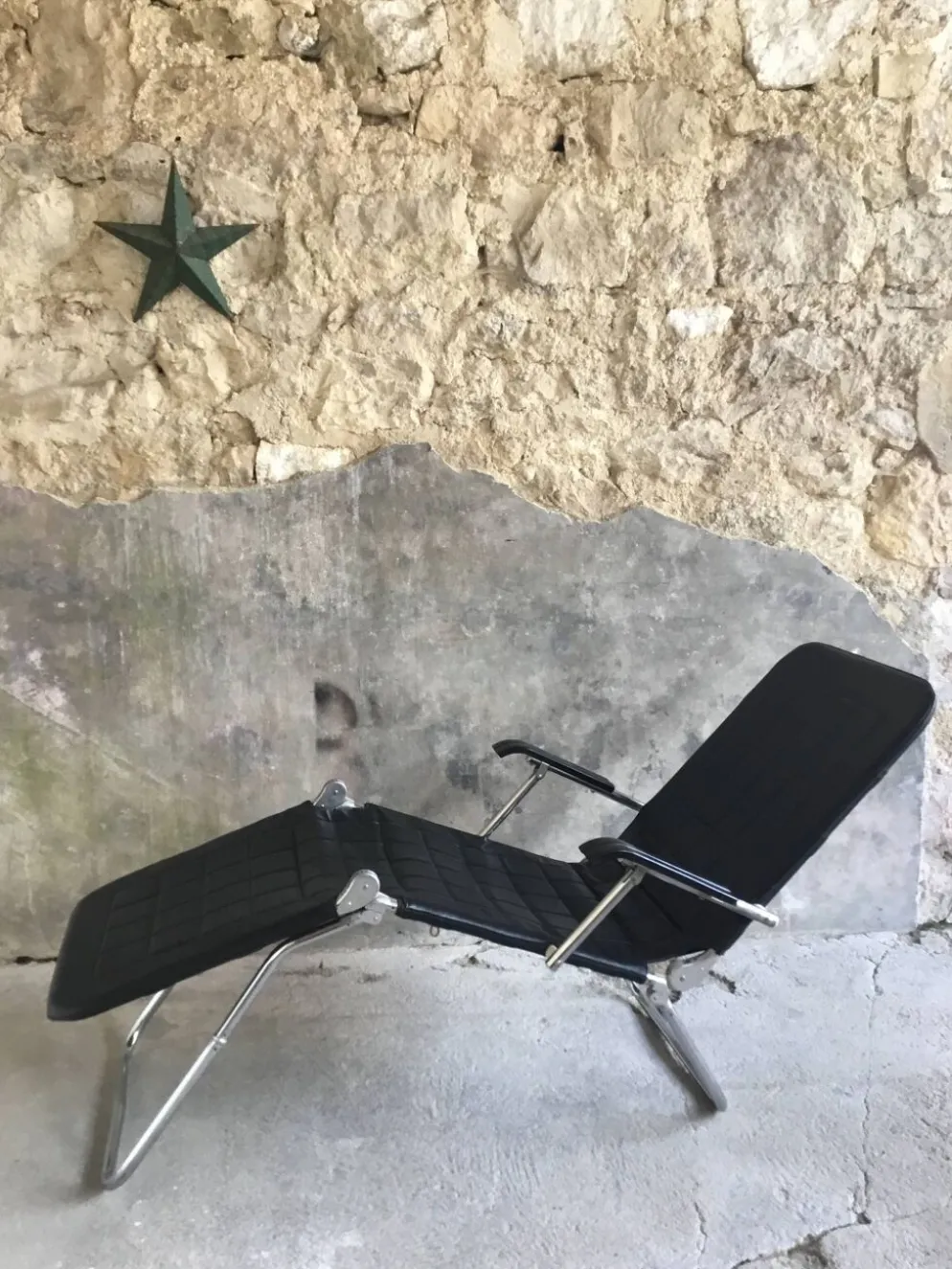 Chaise longue ou transat Condor en cuir noir - made in France - design 1970