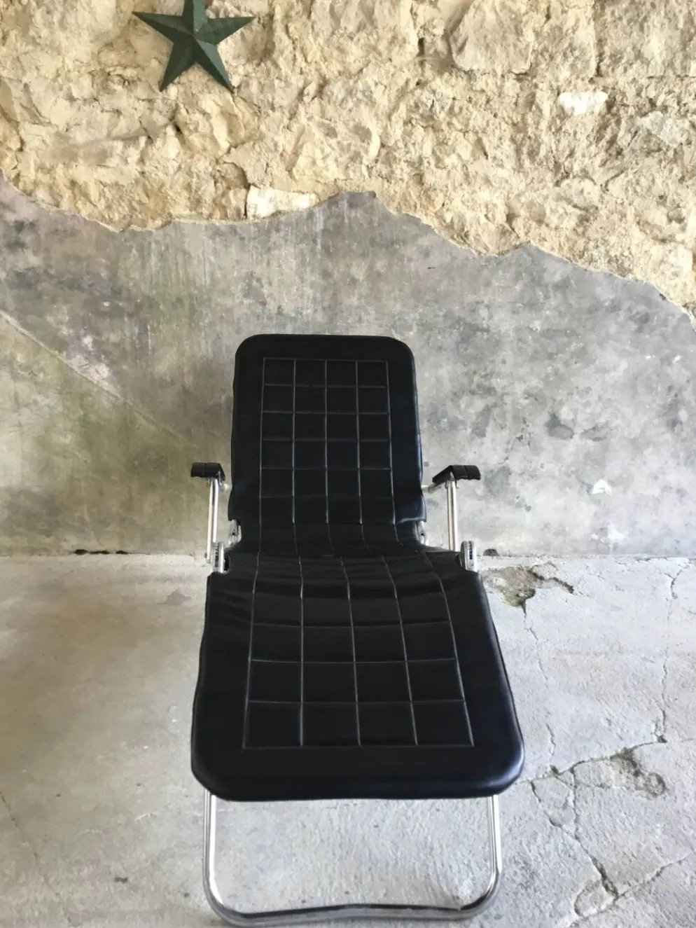 Chaise longue ou transat Condor en cuir noir - made in France - design 1970