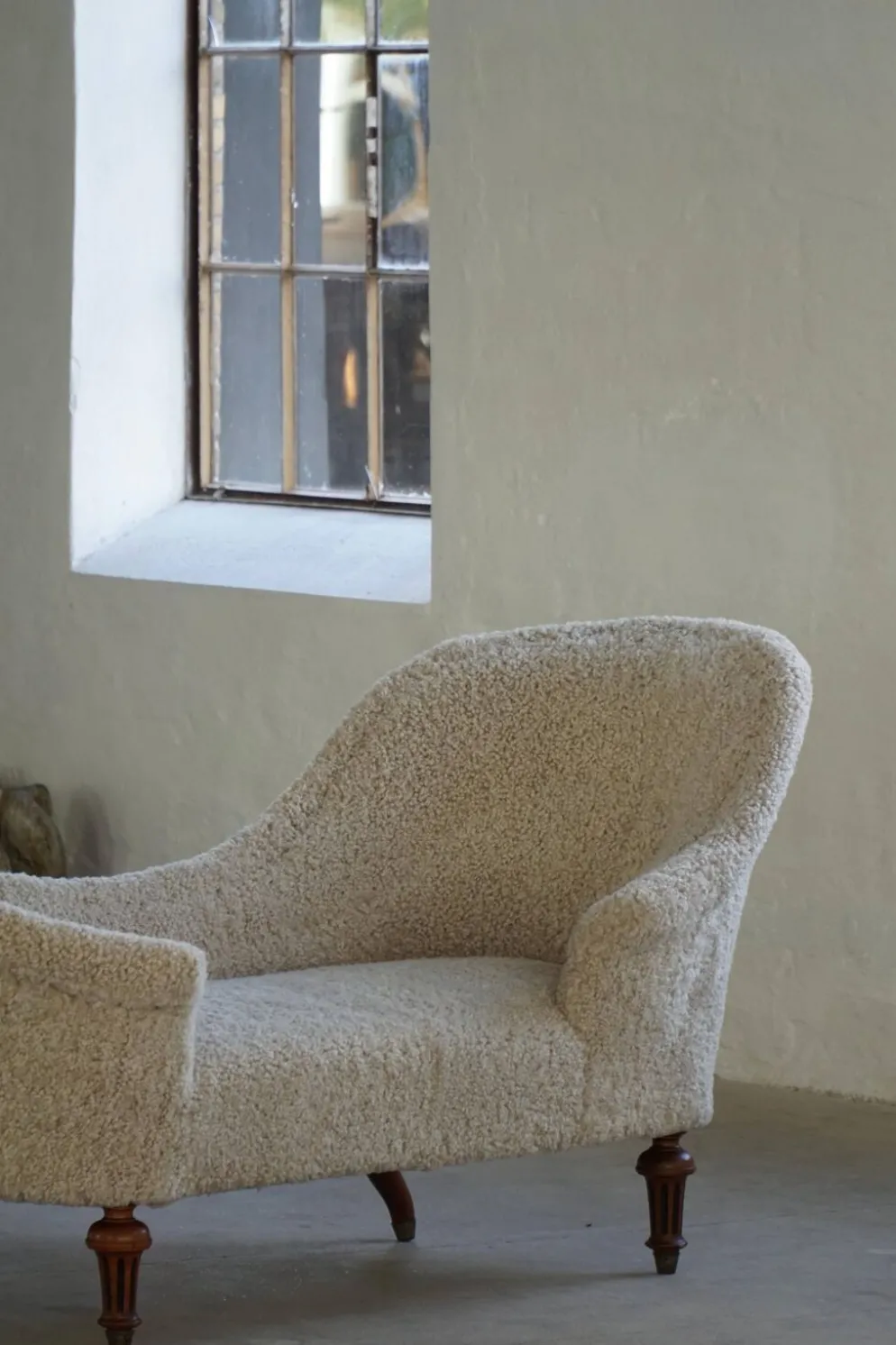 Chaise longue sculpturale danoise antique du XIXe siècle, réupholstérée en laine d'agneau
