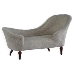 Chaise longue sculpturale danoise antique du XIXe siècle, réupholstérée en laine d'agneau