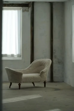 Chaise longue sculpturale danoise antique du XIXe siècle, réupholstérée en laine d'agneau