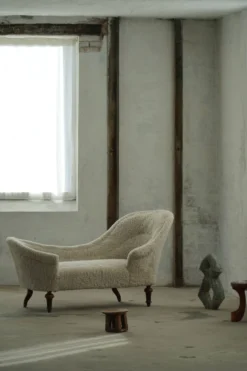 Chaise longue sculpturale danoise antique du XIXe siècle, réupholstérée en laine d'agneau