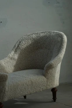 Chaise longue sculpturale danoise antique du XIXe siècle, réupholstérée en laine d'agneau