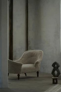 Chaise longue sculpturale danoise antique du XIXe siècle, réupholstérée en laine d'agneau