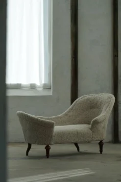 Chaise longue sculpturale danoise antique du XIXe siècle, réupholstérée en laine d'agneau
