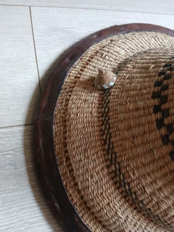 Chapeau africain ancien artisanal