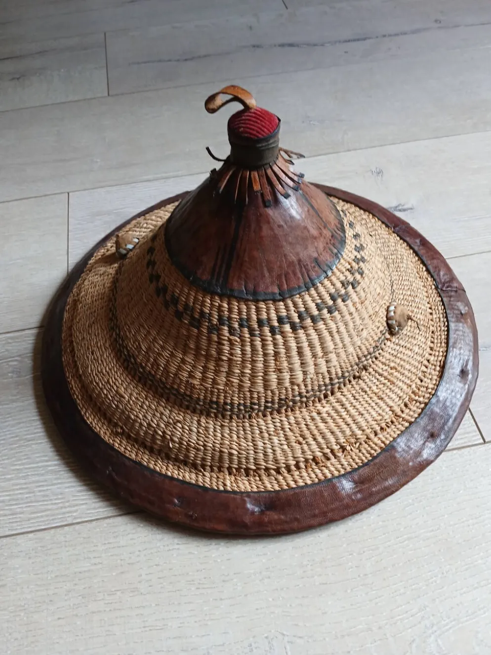 Chapeau africain ancien artisanal