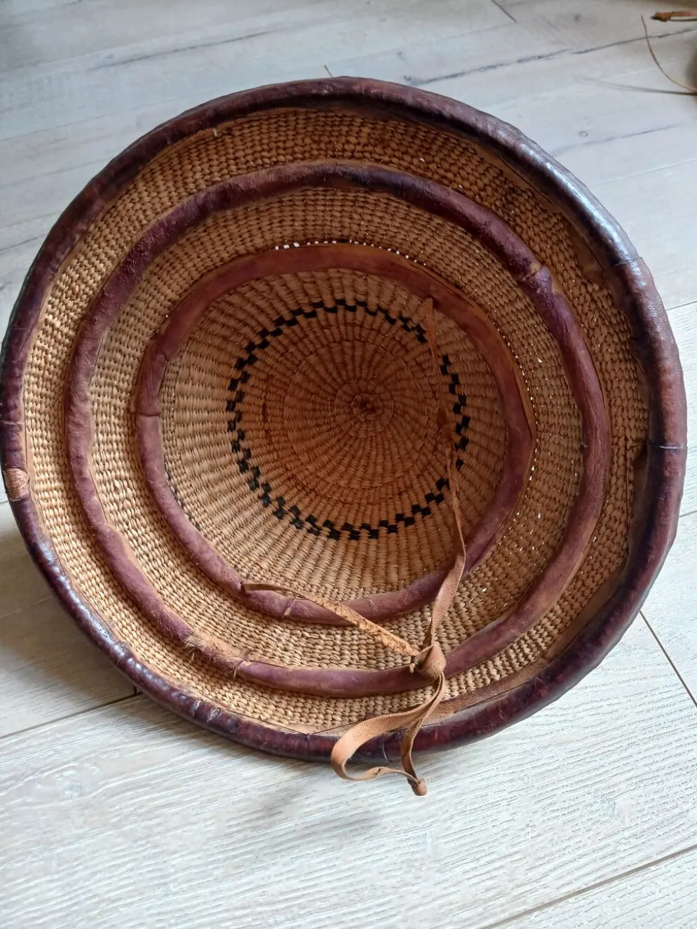 Chapeau africain ancien artisanal