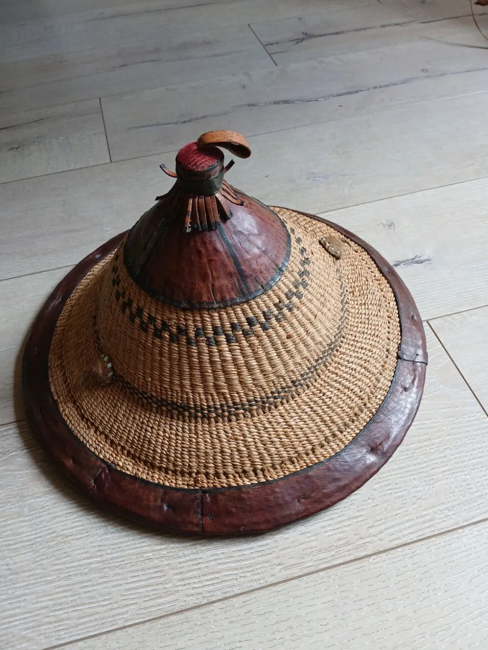 Chapeau africain ancien artisanal