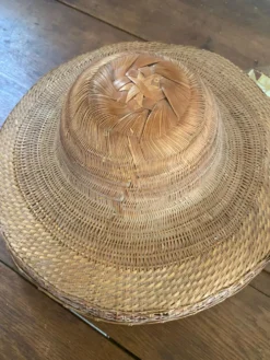 Chapeau asiatique ancien de décoration.