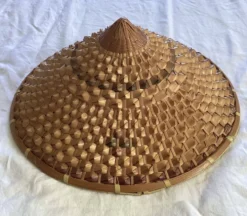 Chapeau Asiatique dimensions : hauteur -16 cm- diamètre -42 cm-