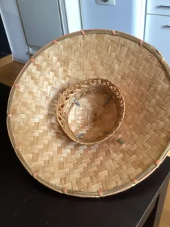 Chapeau Asiatique dimensions : hauteur -16 cm- diamètre -42 cm-