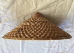 Chapeau Asiatique dimensions : hauteur -16 cm- diamètre -42 cm-