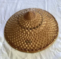 Chapeau Asiatique dimensions : hauteur -16 cm- diamètre -42 cm-