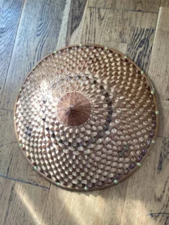 Chapeau Asiatique dimensions : hauteur -16 cm- diamètre -42 cm-