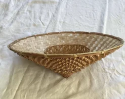 Chapeau Asiatique dimensions : hauteur -16 cm- diamètre -42 cm-
