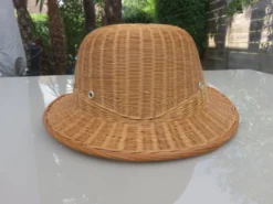 Chapeau, casque colonial, en rotin, osier, décoration murale, 1960 - 1970