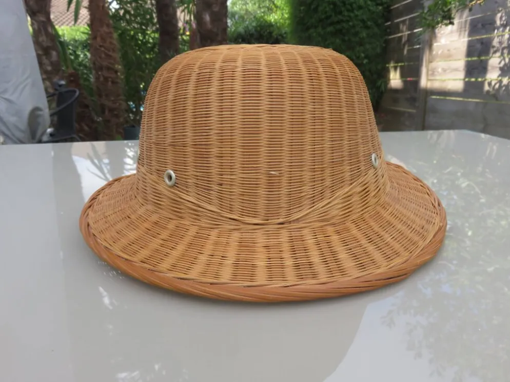 Chapeau, casque colonial, en rotin, osier, décoration murale, 1960 - 1970