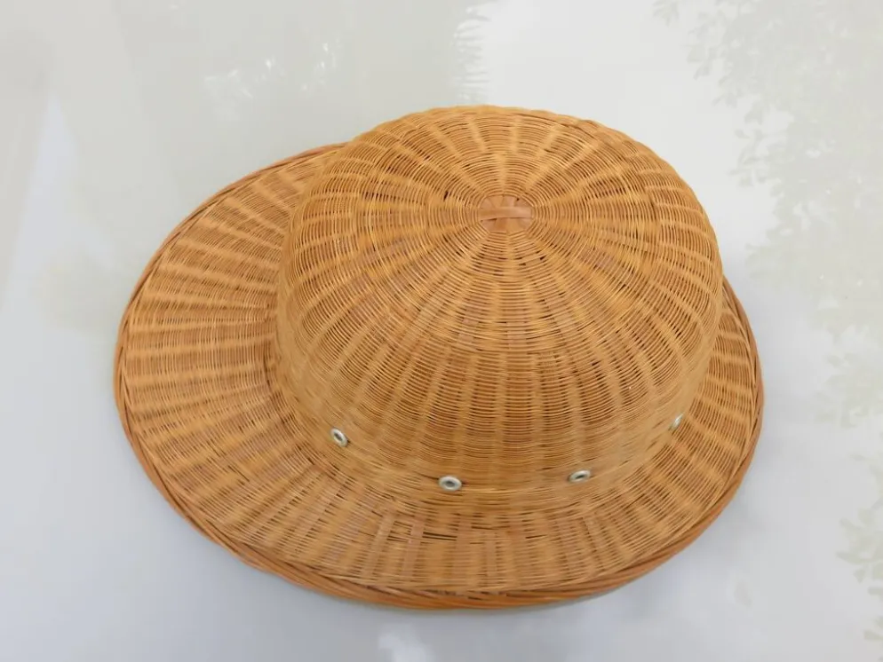 Chapeau, casque colonial, en rotin, osier, décoration murale, 1960 - 1970