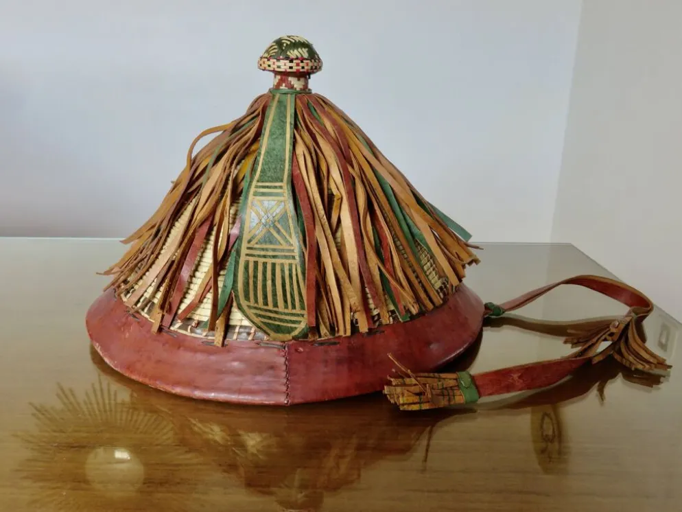 Chapeau conique africain, Fulani, en cuir et corde tressée, année 1900