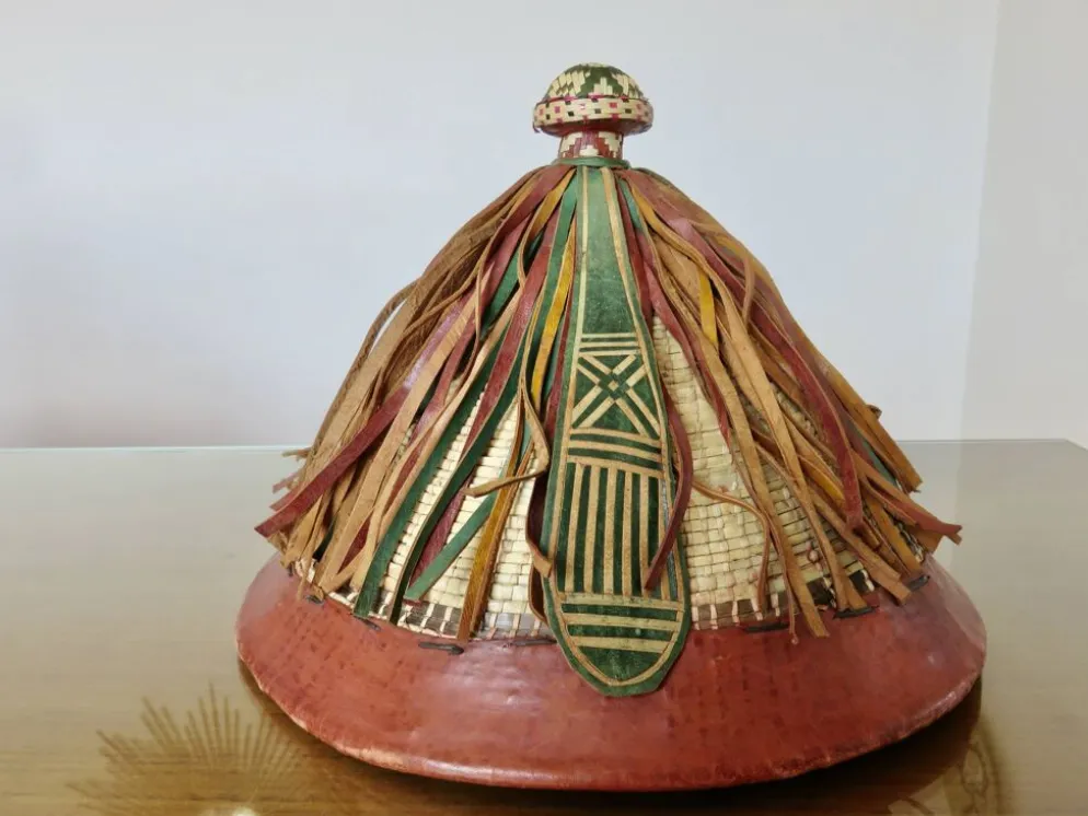 Chapeau conique africain, Fulani, en cuir et corde tressée, année 1900